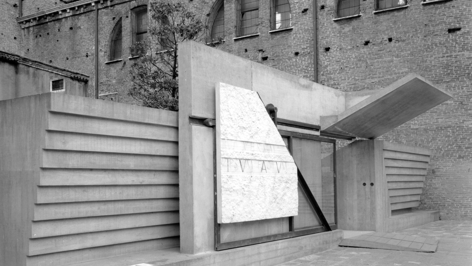 Portale ingresso sede dei Tolentini – foto in bianco e nero