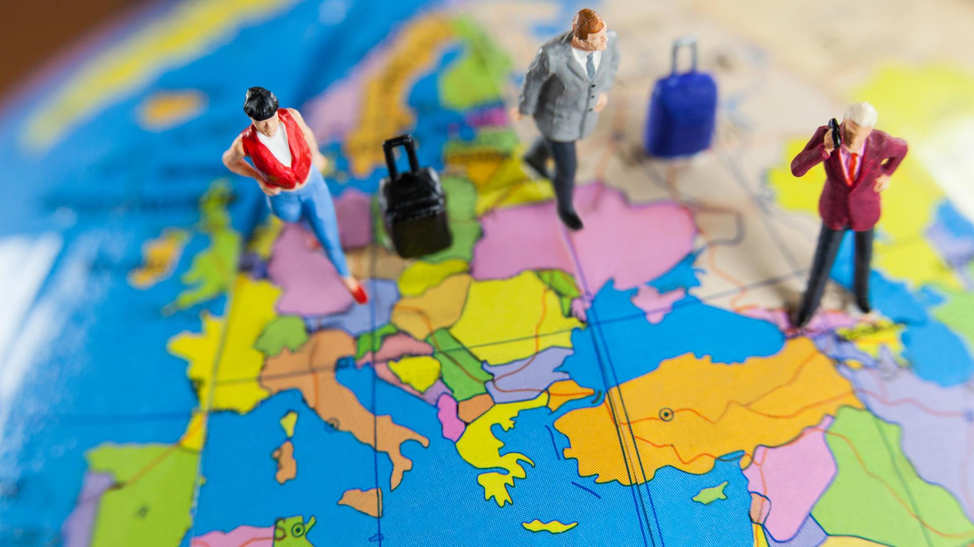 miniature-people-travelling-globe
