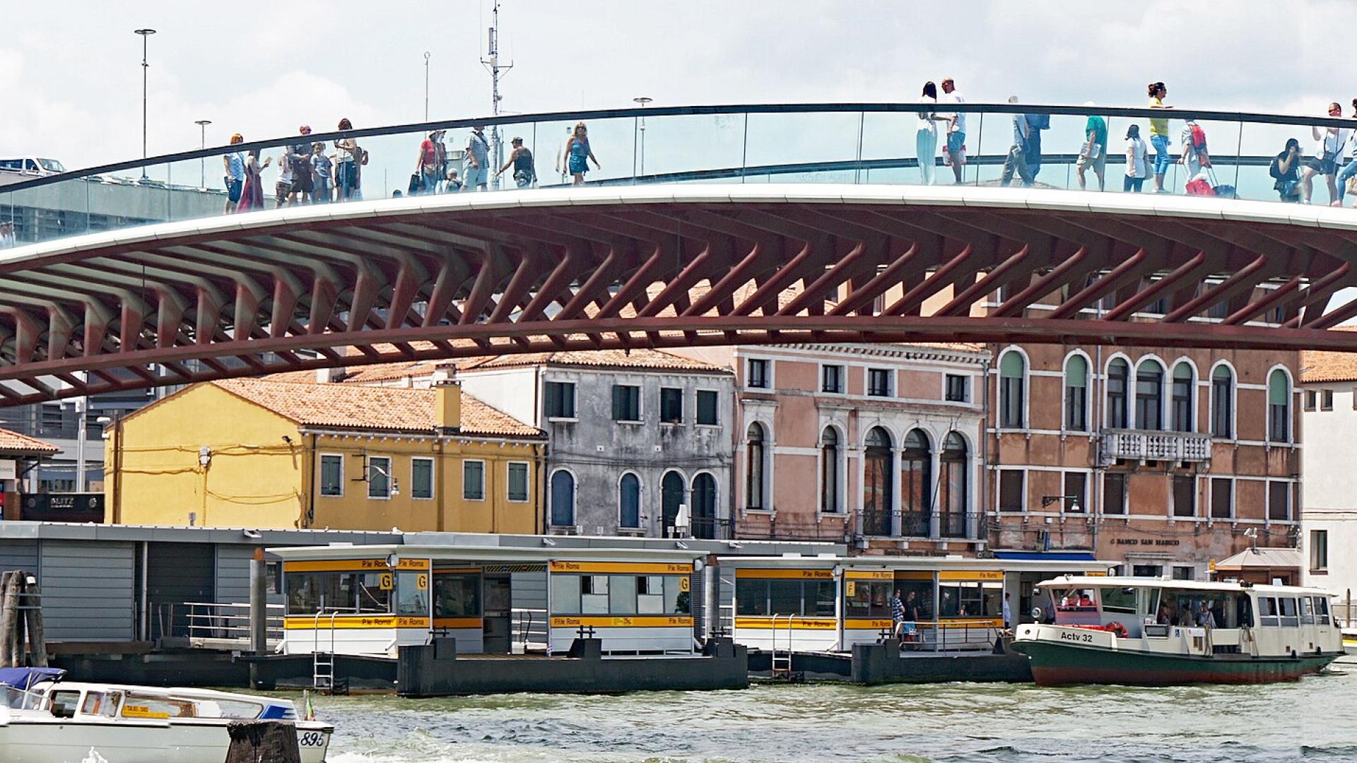 Vaporetto_stop_Piazzale_Roma_Venezia