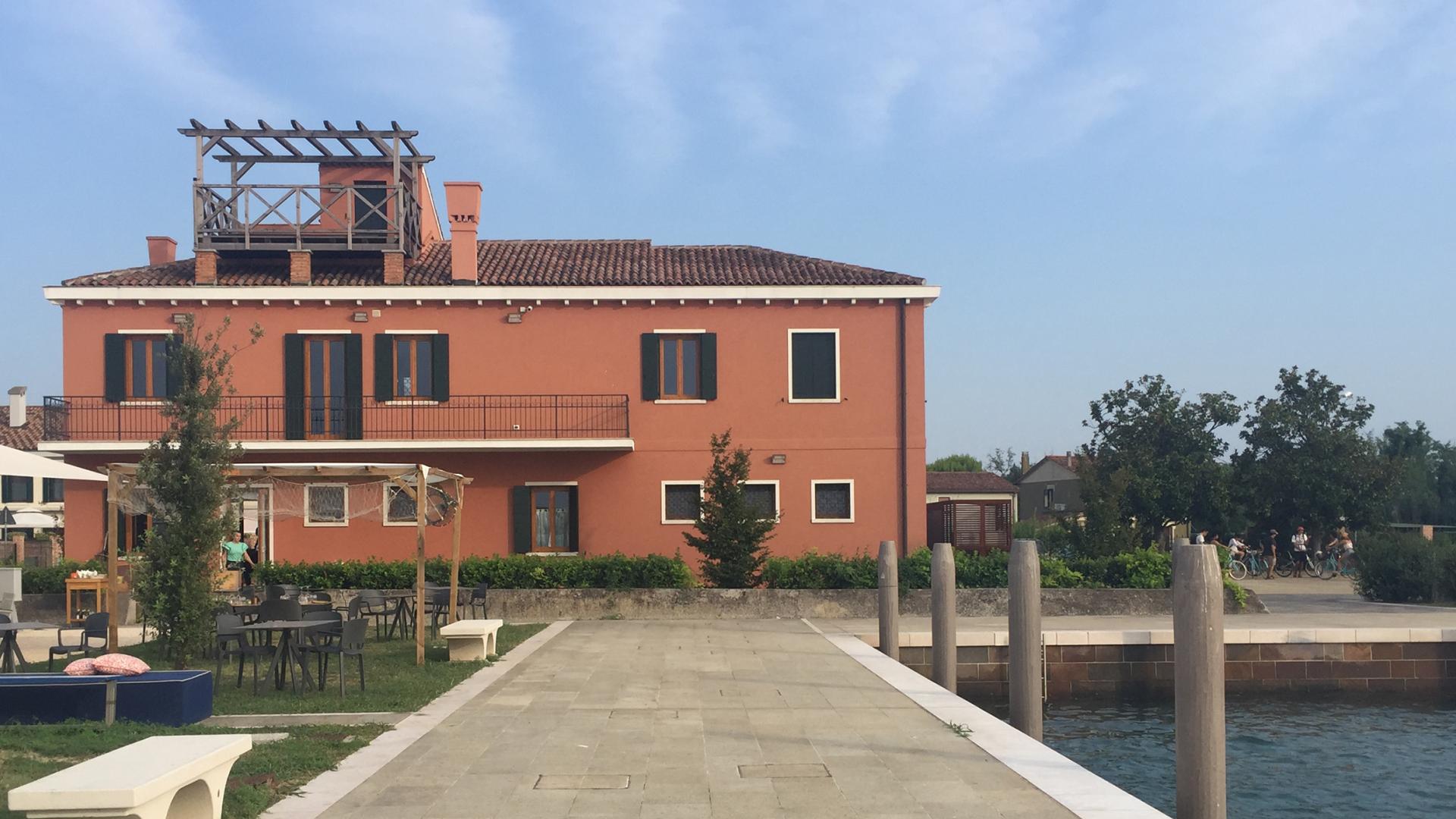 esterno di un'abitazione in ambiente lagunare