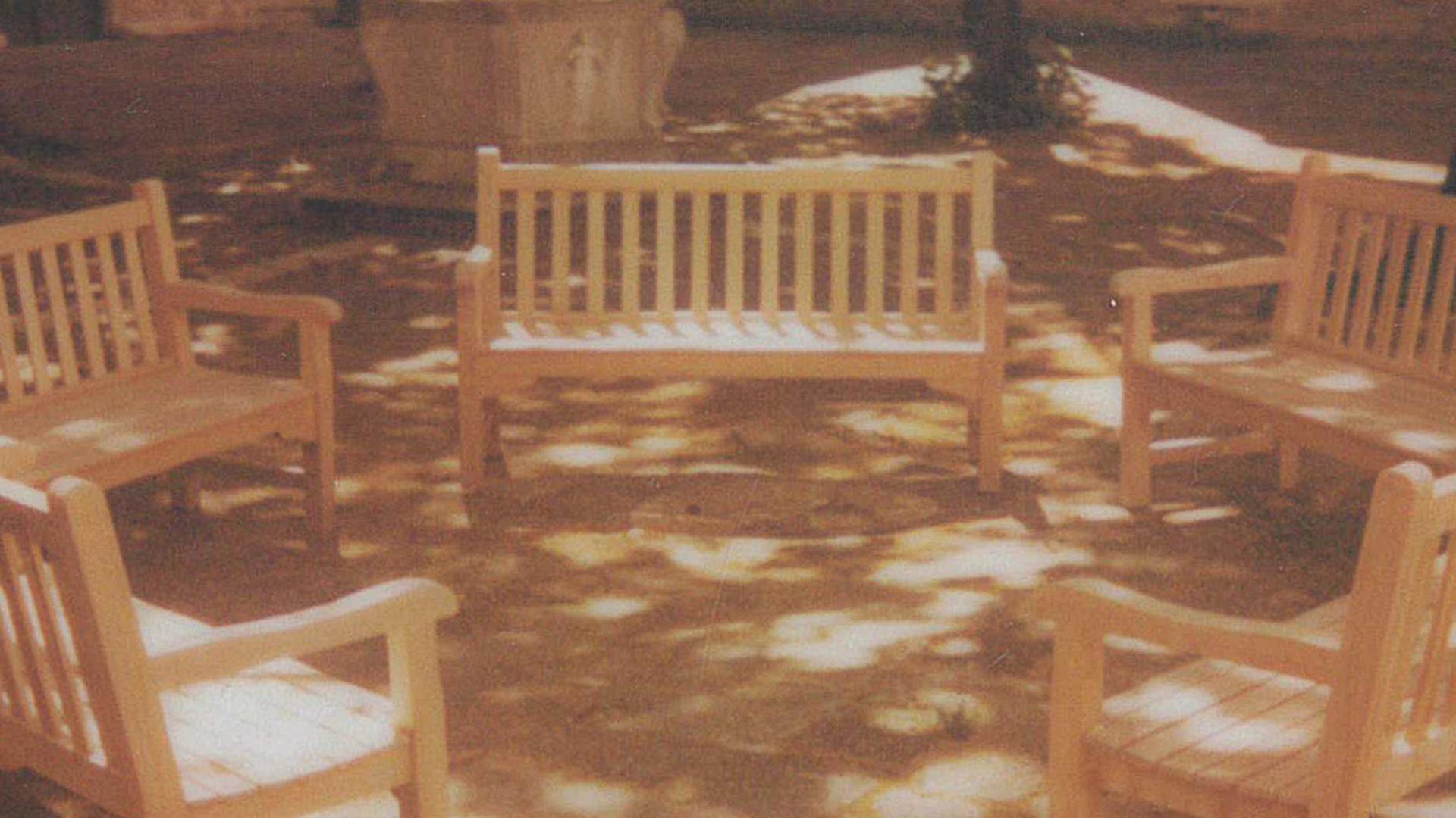 foto sfocata di panchine nel chiostro Iuav dei Tolentini