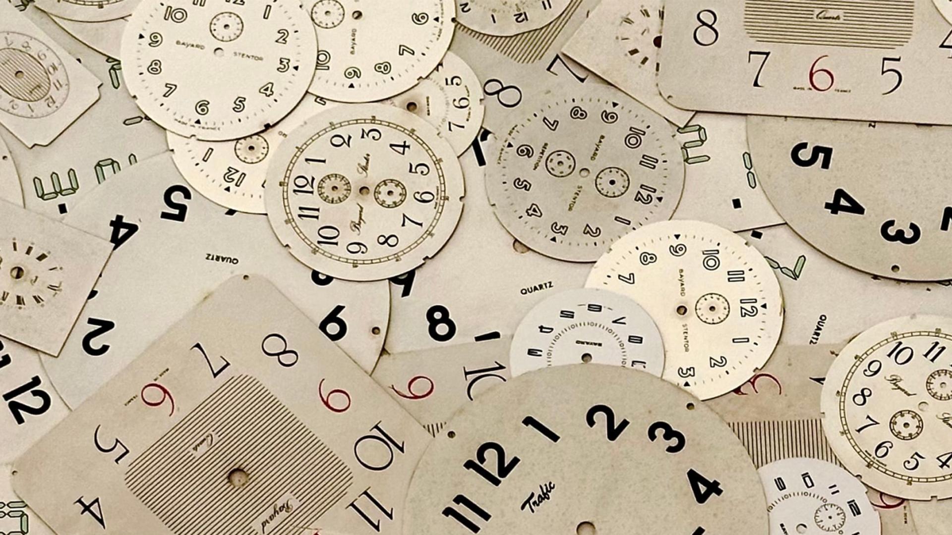 molti quadranti di orologi ammonticchiati