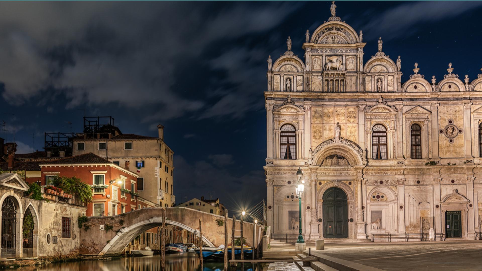 Foto notturna della facciata della Scuola granda di San Marco a Venezia, sede dell'Ospedale civile